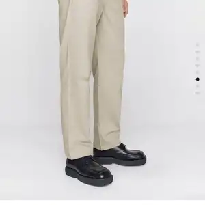 테이퍼드 치노 팬츠